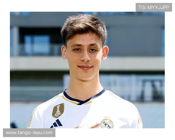 居莱尔更适合边锋还是中场：战术角色与位置适配性解析