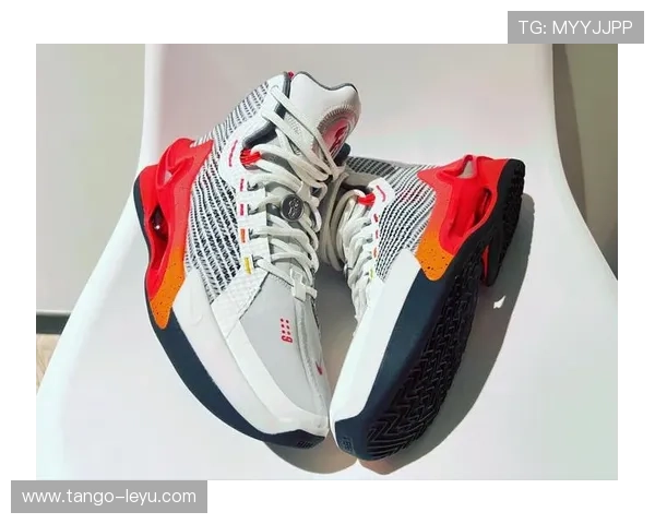 易建联家里冰箱贴都是NBA球队logo，连牛奶盒都得按训练餐单贴标签