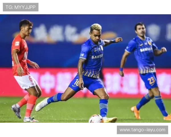 回传规则：裁判如何判定故意脚踢回传与禁用手球