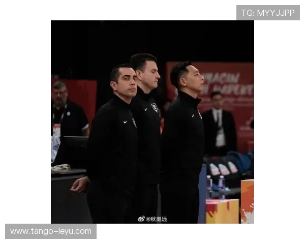 深入理解篮球裁判手势规则，读懂比赛判罚的“无声语言”